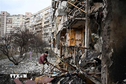 Tòa chung cư bị phá hủy ở Koshytsa, ngoại ô thủ đô Kiev, trong chiến dịch quân sự của Nga tại Ukraine, ngày 25/2/2022. (Ảnh: AFP/TTXVN) 
