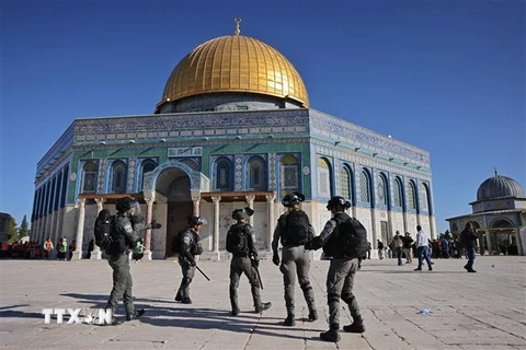 Lực lượng an ninh Israel tuần tra tại Núi Đền ở Jerusalem, ngày 15/4/2022. (Ảnh: AFP/TTXVN) 