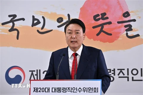 Tổng thống đắc cử Hàn Quốc Yoon Suk-yeol phát biểu tại cuộc họp báo ở Seoul. (Ảnh: AFP/TTXVN) 
