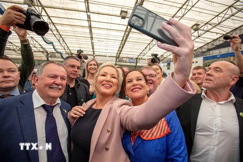 Người đứng đầu đảng Sinn Fein, bà Michelle O'Neill (giữa) và các đồng nghiệp ăn mừng chiến thắng. (Ảnh: AFP/TTXVN) 