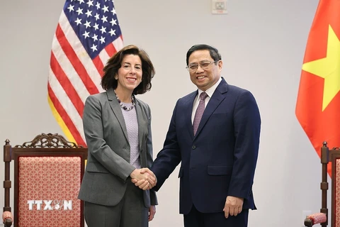 Thủ tướng Phạm Minh Chính tiếp bà Gina Raimondo, Bộ trưởng Thương mại Hoa Kỳ. (Ảnh: Dương Giang/TTXVN) 