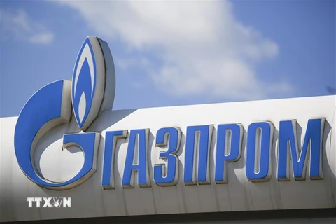 Biểu tượng Tập đoàn năng lượng Gazprom ở Moskva, Nga. (Ảnh: THX/TTXVN) 