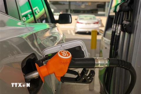 Bơm xăng cho phương tiện tại một trạm xăng ở Wellington, New Zealand ngày 22/4/2022. (Ảnh: THX/TTXVN) 