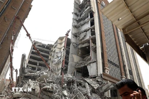 Hiện trường vụ sập tòa nhà 10 tầng tại thành phố Abadan, Iran, ngày 23/5/2022. (Ảnh: AFP/TTXVN) 