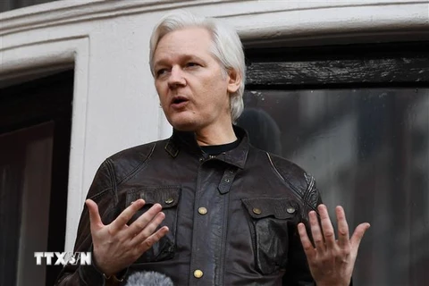 Nhà sáng lập WikiLeaks Julian Assange phát biểu với báo giới tại Đại sứ quán Ecuador ở London, Anh, ngày 19/5/2017. (Ảnh: AFP/TTXVN) 