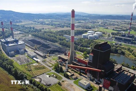 Quang cảnh bên ngoài nhà máy điện than của Tập đoàn Verbund ở phía Nam thành phố Mellach, Áo. (Ảnh: Bloomberg/TTXVN) 