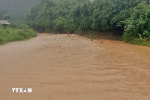 Điểm ngập úng tại KM157+400 Quốc lộ 12 thuộc tỉnh Điện Biên. (Ảnh: TTXVN phát) 