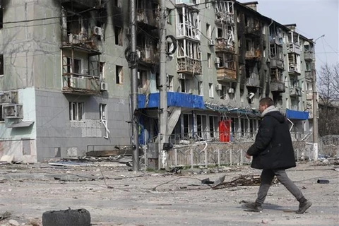 Tòa nhà bị hư hại do xung đột tại Mariupol, Ukraine. (Ảnh: THX/TTXVN) 