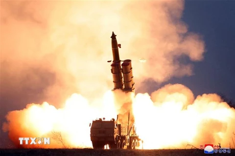 Một vụ phóng thử rocket từ bệ phóng tên lửa đa nòng siêu lớn tại một địa điểm bí mật ở Triều Tiên. (Ảnh: AFP/TTXVN) 
