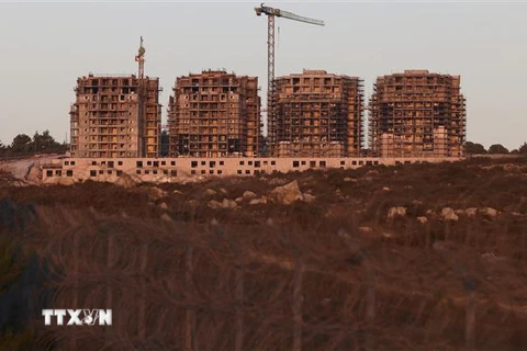 Công trình xây dựng khu định cư Givat Zeev của Israel nằm giữa Jerusalem và thành phố Ramallah ngày 2/6/2022. (Ảnh: AFP/TTXVN) 