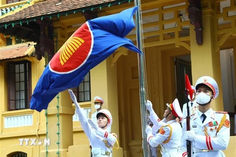 Lực lượng tiêu binh thực hiện nghi thức thượng cờ ASEAN. (Ảnh: Văn Điệp/TTXVN) 