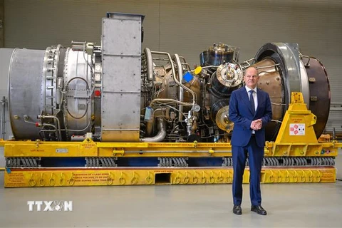 Thủ tướng Đức Olaf Scholz bên tuabin của đường ống dẫn khí đốt Dòng chảy phương Bắc 1 tại nhà máy Siemens ở thành phố Muelheim an der Ruhr, ngày 3/8/2022. (Ảnh: AFP/TTXVN) 
