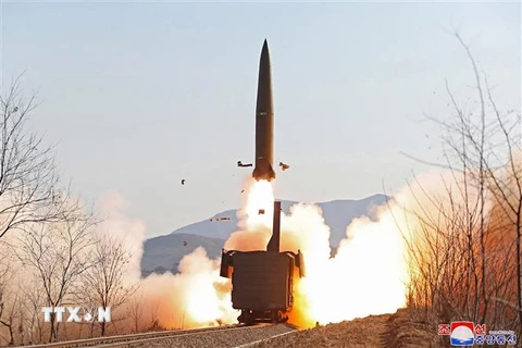Một vụ phóng thử tên lửa từ bệ phóng đặt trên tàu hỏa tại tỉnh Bắc Pyongan, Triều Tiên. (Ảnh: AFP/TTXVN) 