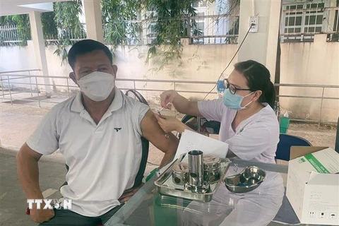 Tiêm vaccine phòng COVID-19 mũi 4 cho người dân tại Bệnh viện Đa khoa Sài Gòn-Phan Rang. (Ảnh: Công Thử/TTXVN) 