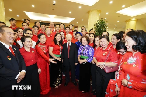 Tổng Bí thư Nguyễn Phú Trọng với đại biểu về dự Đại hội đại biểu toàn quốc Hội Chữ thập Đỏ Việt Nam. (Ảnh: Trí Dũng/TTXVN) 
