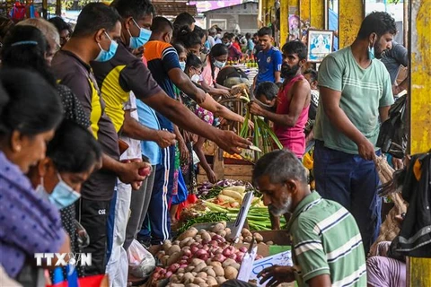 Người dân mua thực phẩm tại một khu chợ ở Colombo, Sri Lanka. (Ảnh: AFP/TTXVN) 
