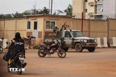 Binh sỹ Burkina Faso được triển khai trên đường phố thủ đô Ouagadougou khi lệnh giới nghiêm được ban bố, ngày 30/9/2022. (Ảnh: AFP/TTXVN) 