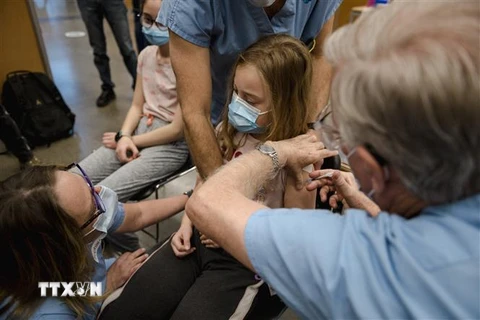 Nhân viên y tế tiêm vaccine ngừa COVID-19 cho người dân tại Montreal, Quebec, Canada. (Ảnh: AFP/TTXVN) 