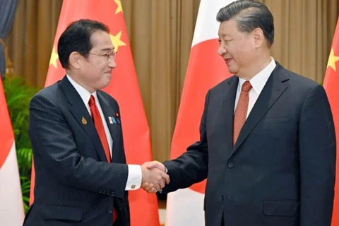 Thủ tướng Nhật Bản Fumio Kishida (trái) đã gặp Chủ tịch Trung Quốc Tập Cận Bình. (Nguồn: AP) 
