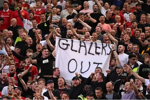 Người hâm mộ Manchester United trưng biểu ngữ 'Glazers Out' tại trận đấu với Arsenal vào tháng Chín. (Nguồn: AFP/Getty Images)
