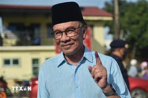 Ông Anwar Ibrahim sau khi bỏ phiếu trong cuộc tổng tuyển cử ở Permatang Pauh, Malaysia. (Ảnh: AFP/TTXVN) 