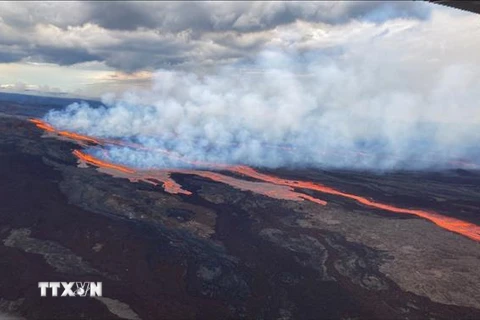 Núi lửa Mauna Loa ở Hawaii phun trào ngày 28/11/2022. (Ảnh: AFP/TTXVN)