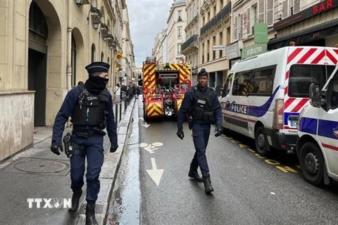 Lực lượng cảnh sát và cứu hỏa được triển khai tại hiện trường vụ nổ súng ở Paris, Pháp ngày 23/12/2022. (Ảnh: Reuters/TTXVN) 