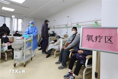 Bệnh nhân được điều trị tại trung tâm y tế ở Thượng Hải, Trung Quốc, ngày 4/1/2023. (Ảnh: THX/TTXVN)