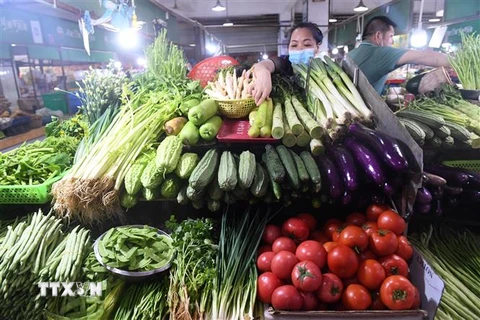 Người dân chọn mua rau củ tại một siêu thị ở Khu tự trị dân tộc Choang Quảng Tây, Trung Quốc. (Ảnh: THX/TTXVN)