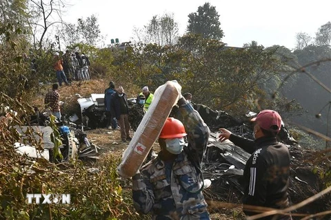 Lực lượng cứu hộ tại hiện trường vụ rơi máy bay ở vùng Pokhara, miền Trung Nepal ngày 15/1/2023. (Ảnh: AFP/TTXVN)