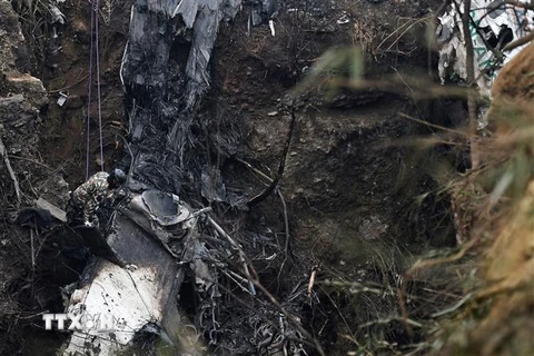 Hiện trường vụ rơi máy bay ở thị trấn Pokhara, miền Trung Nepal ngày 15/1/2023. (Ảnh: AFP/TTXVN)