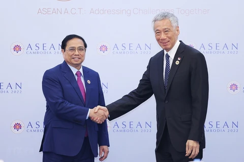 Thủ tướng Chính phủ Phạm Minh Chính và Thủ tướng Singapore Lý Hiển Long trong cuộc gặp mặt vào tháng 11/2022 tại Campuchia. (Ảnh: Dương Giang/TTXVN) 