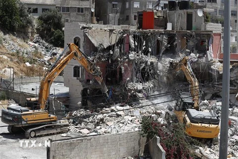 Nhà chức trách Israel phá hủy tòa nhà 3 tầng ở khu dân cư Silwan tại Đông Jerusalem, ngày 10/5/2022. (Ảnh: AFP/TTXVN)