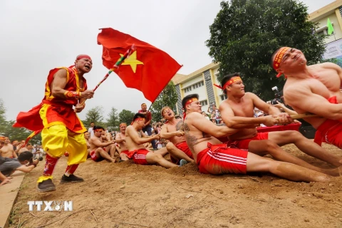 [Photo] Độc đáo trò chơi kéo co ngồi tại lễ hội đền Trấn Vũ