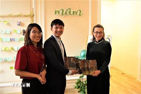 Bí thứ thứ Nhất phụ trách giáo dục Đại sứ quán Việt Nam tại Liên bang Nga Mai Nguyễn Tuyết Hoa (bên phải) tặng sách cho sinh viên tại sự kiện. (Ảnh: Duy Trinh/TTXVN)