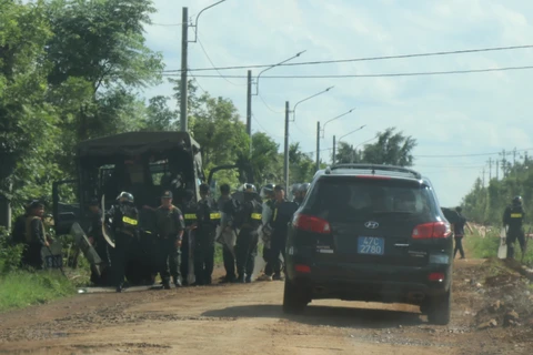 Cảnh sát Cơ động, Bộ Công an và Công an tỉnh Đắk Lắk triển khai lực lượng truy bắt các đối tượng. (Ảnh: Phan Anh Dũng/TTXVN)