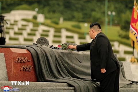 Nhà lãnh đạo Triều Tiên Kim Jong Un đặt hoa tưởng niệm tại Nghĩa trang Liệt sỹ ở Bình Nhưỡng, ngày 25/7/2023. (Ảnh: YONHAP/TTXVN)
