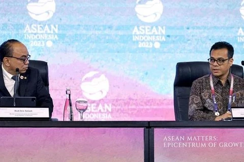 Thứ trưởng Bộ Truyền thông và Tin học Indonesia Nezar Patria (phải). (Nguồn: Ist)