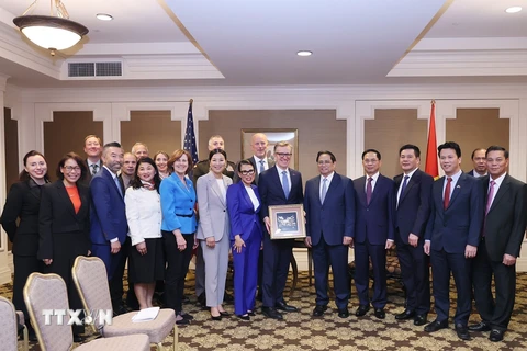 Thủ tướng Phạm Minh Chính với Đoàn các chính trị gia và doanh nghiệp bang Oregon. (Ảnh: Dương Giang/TTXVN)