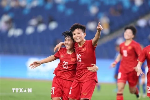 Bích Thùy (15) cùng đồng đội mừng bàn thắng thứ hai cho Đội tuyển Nữ Việt Nam vào lưới Nepal. (Ảnh: Hoàng Linh/TTXVN)