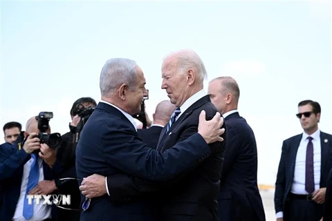 Thủ tướng Israel Benjamin Netanyahu (trái, phía trước) đón Tổng thống Mỹ Joe Biden (phải, phía trước) tại Sân bay Ben Gurion ở Tel Aviv ngày 18/10/2023. (Ảnh: AFP/TTXVN)