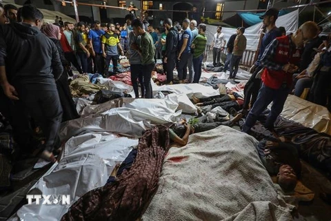 Thi thể các nạn nhân tại hiện trường vụ nổ ở bệnh viện Ahli Arab thuộc thành phố Gaza, tối 17/10/2023. (Ảnh: AFP/TTXVN)