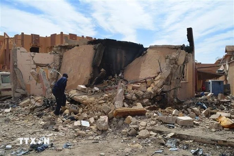 Nhà bị phá hủy trong một vụ tấn công tại Mali. (Ảnh: AFP/TTXVN)