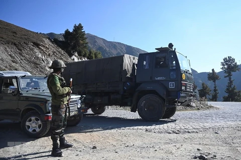 Binh sỹ Ấn Độ được triển khai gần ranh giới kiểm soát ở huyện Kupwara thuộc Jammu-Kashmir, ngày 14/10/2020. (Ảnh: AFP/TTXVN)