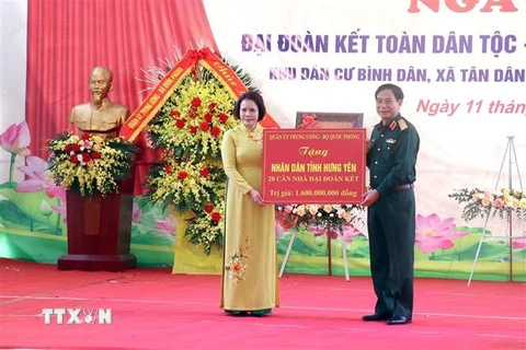 Bộ trưởng Quốc phòng Phan Văn Giang trao tặng tượng trưng 20 căn nhà Đại Đoàn kết cho nhân dân tỉnh Hưng Yên. (Ảnh: Đinh Văn Nhiều/TTXVN)
