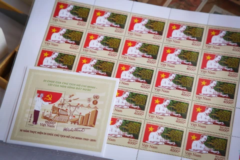Bộ tem 'Kỷ niệm 50 năm thực hiện Di chúc Chủ tịch Hồ Chí Minh (1969-2019)' gồm 1 mẫu và 1 blốc do họa sĩ Trần Thế Vinh thiết kế. (Ảnh: Minh Sơn/Vietnam+)