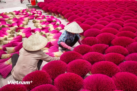 Đến làng Quảng Phú Cầu lúc nào du khách cũng sẽ thấy màu đỏ rực ở khắp nơi. (Ảnh: Vietnam+)