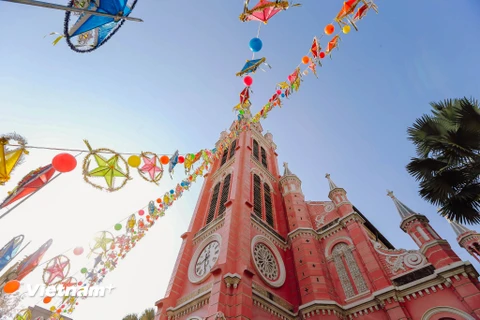 Trước đêm Giáng sinh, hàng loạt nhà thờ tại Thành phố Hồ Chí Minh đã trang trí vô cùng rực rỡ thu hút khách đến tham quan, chụp ảnh kỷ niệm. (Ảnh: PV/Vietnam+)