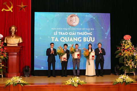 Ba nhà khoa học được nhận giải thưởng Tạ Quang Bửu năm 2020. (Ảnh: PV/Vietnam+)
