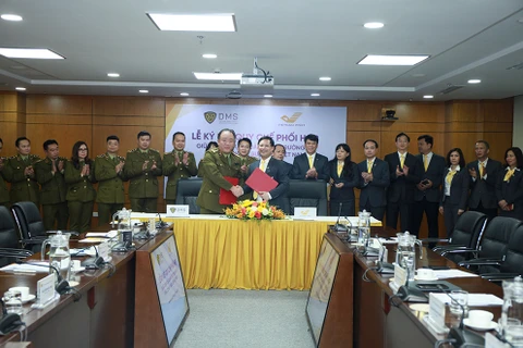VietnamPost và Tổng cục Quản lý thị trường thực hiện nghi thức ký Quy chế phối hợp. (Ảnh: Bưu điện Việt Nam)